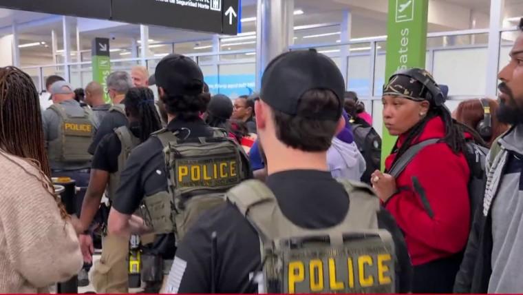 Delta suspends specialty services for members of Congress amid shutdown-driven TSA delays